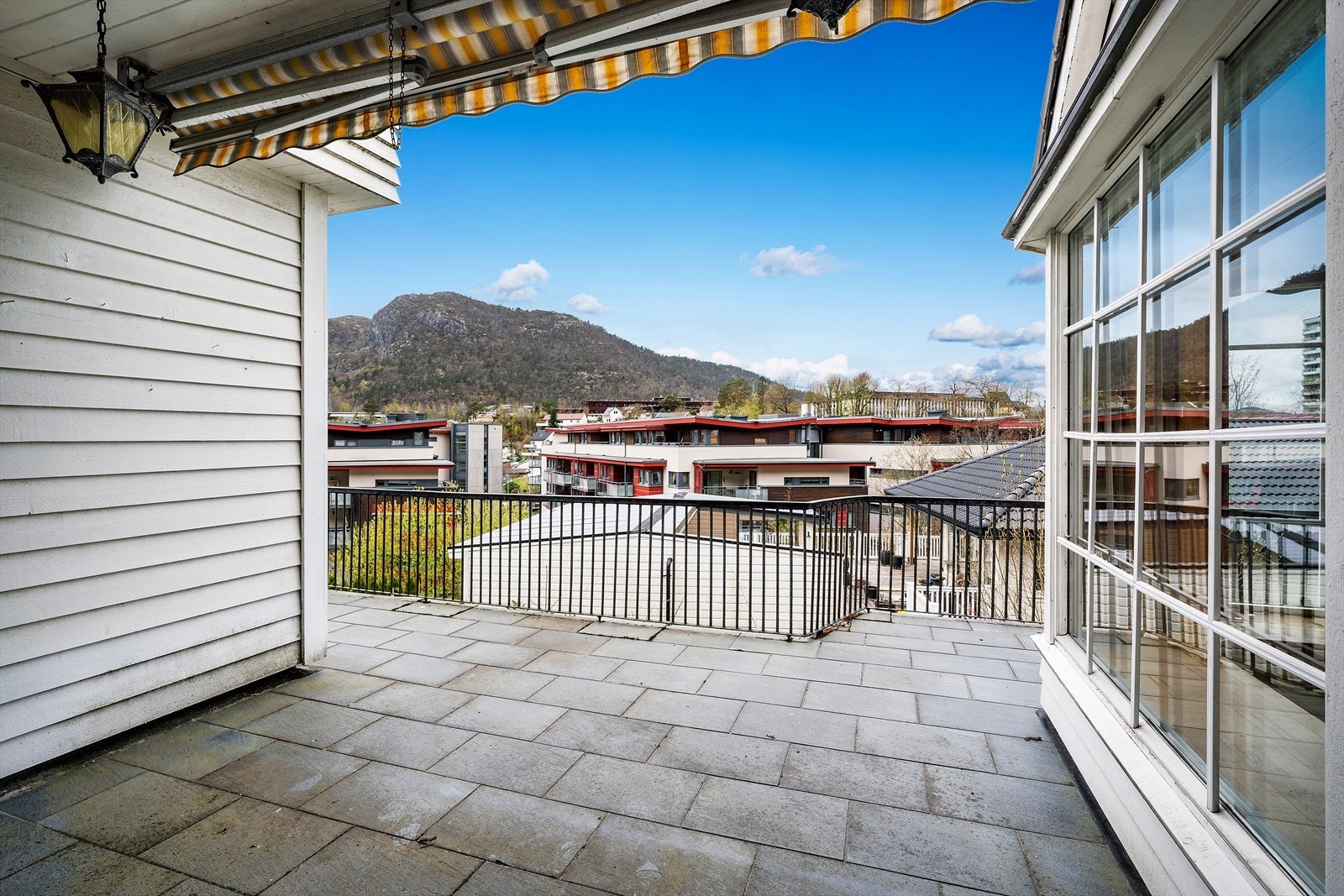 Terrassen på ca. 85 m² har dekke av betong og flis, og er et solrikt uteområde. Galleribilde