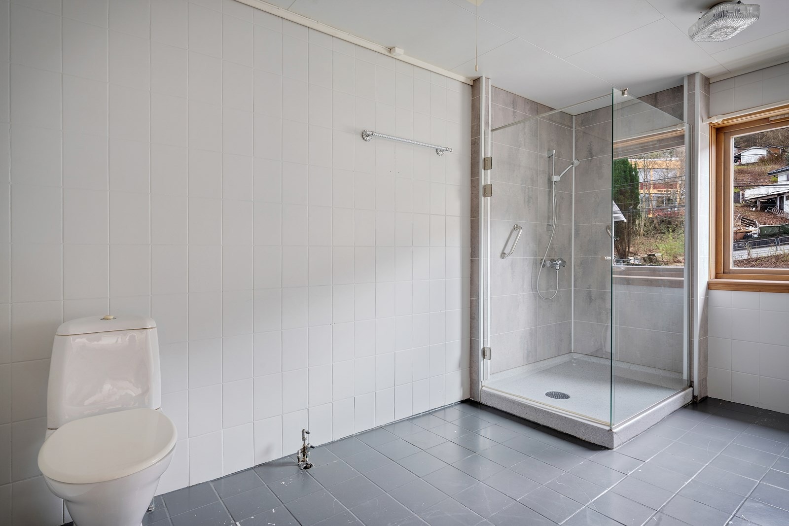 Badet i andre etasje er på 10,6 m² og har eldre standard, klart for modernisering. Galleribilde