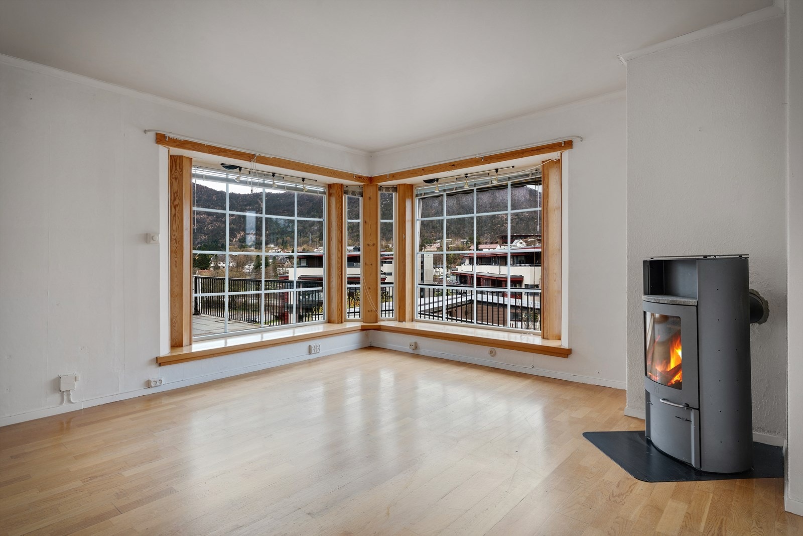 En vedovn i stuen gir ekstra varme og hygge. Boligen har to mursteinspiper. Galleribilde