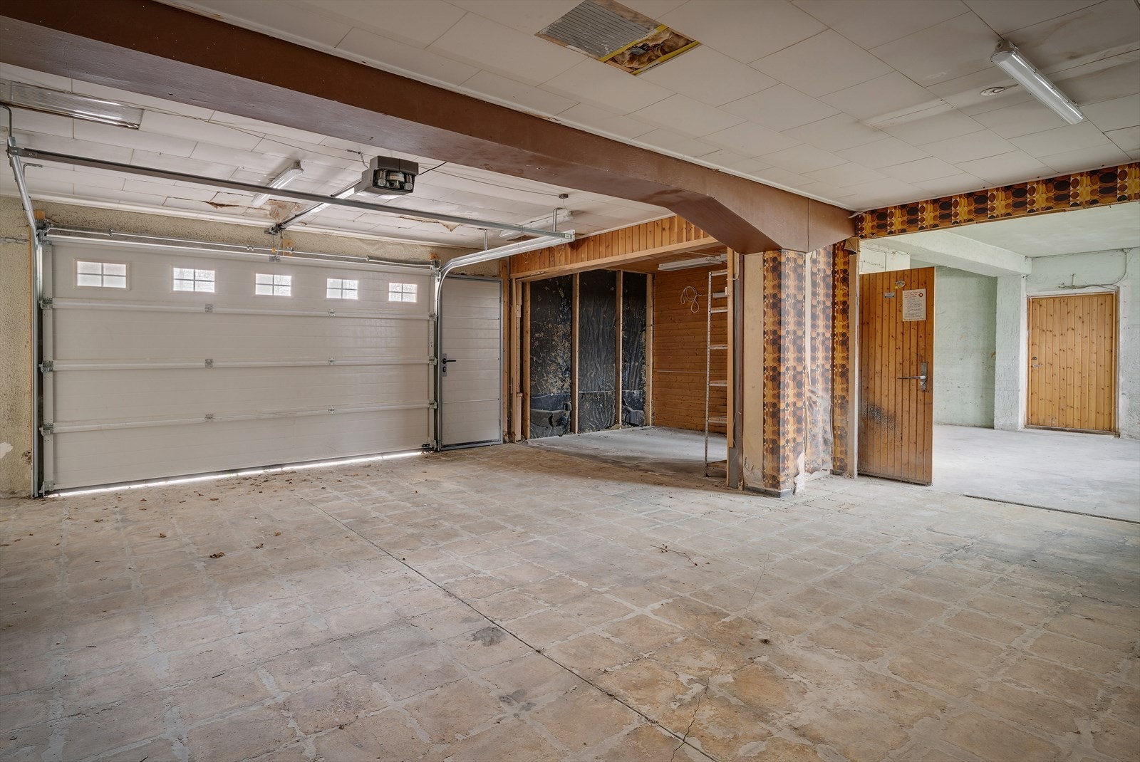 Den store, integrerte garasjen har et bruksareal på ca. 91 m². Galleribilde
