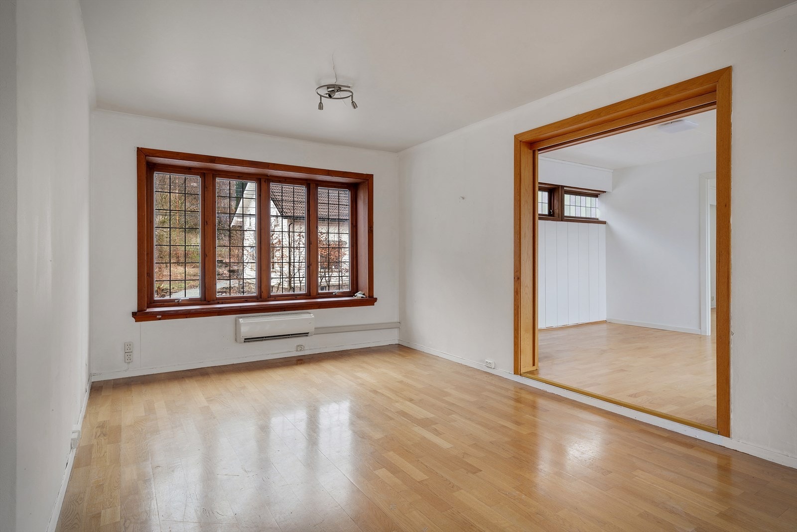 Hovedetasjen i andre etasje har en stue på nesten 28 m², med parkett på gulv og en luft-til-luft varmepumpe for oppvarming. Galleribilde