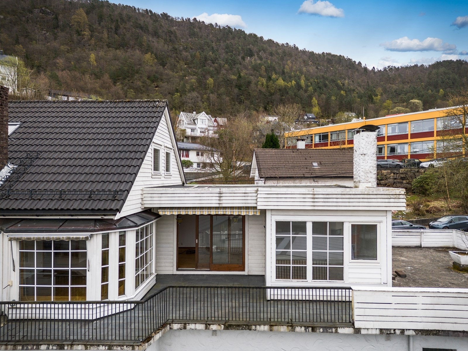 Boligen har tak tekket med betongtakstein, samt flatt tak med papptekking. Galleribilde