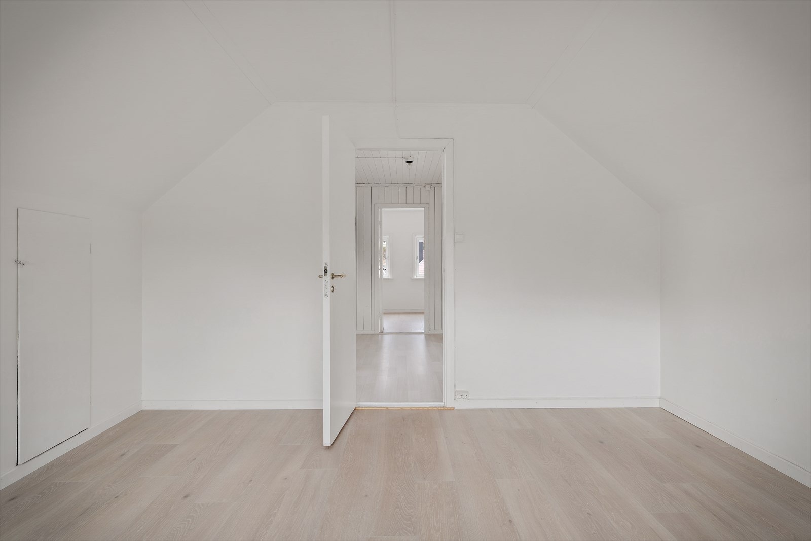 Loftsetasjen inneholder også et toalettrom av eldre standard. Galleribilde