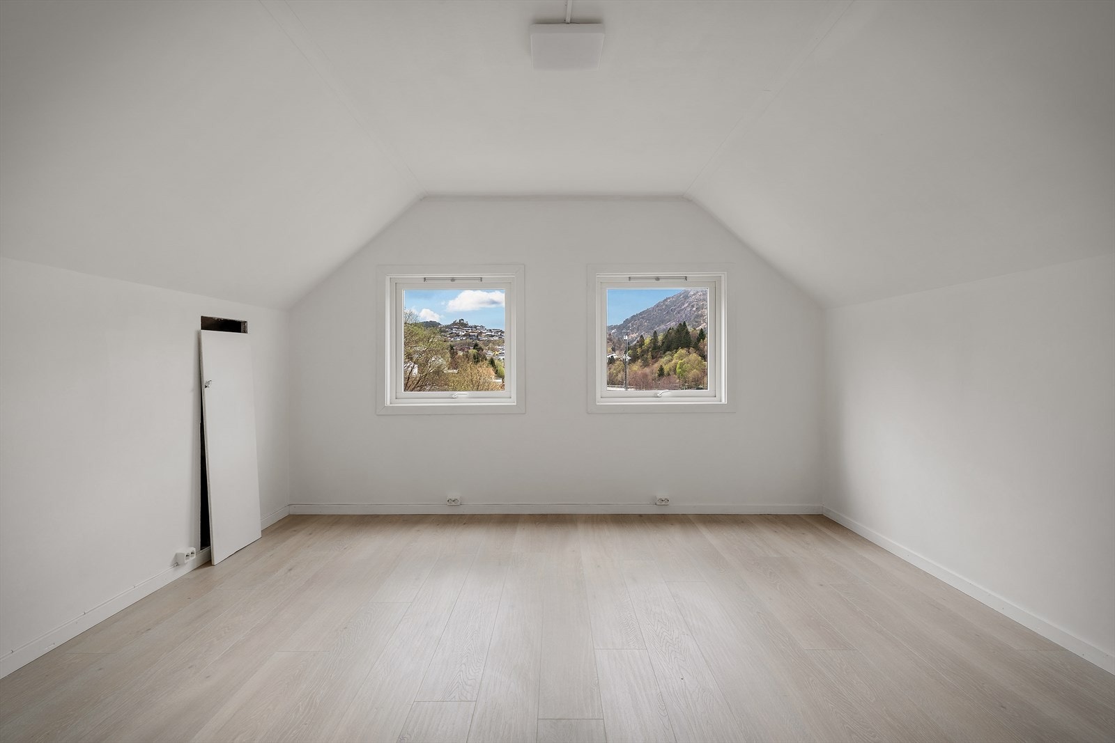 Det andre soverommet på loftet er på 12,5 m² og har adkomst til lagringsplass i kott. Galleribilde