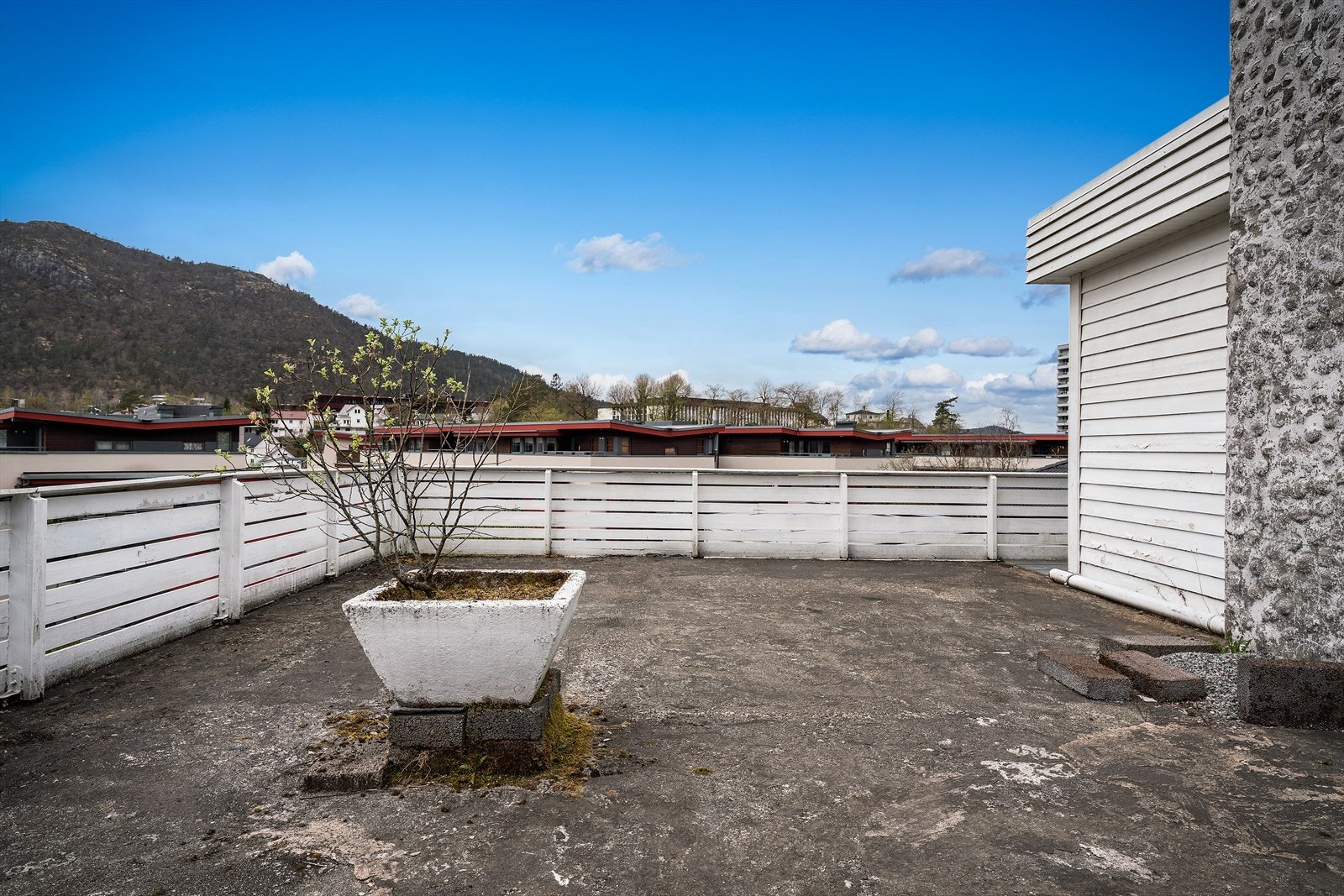 Den store uteplassen gir rikelig med plass for utemøbler, grill og beplantning. Galleribilde