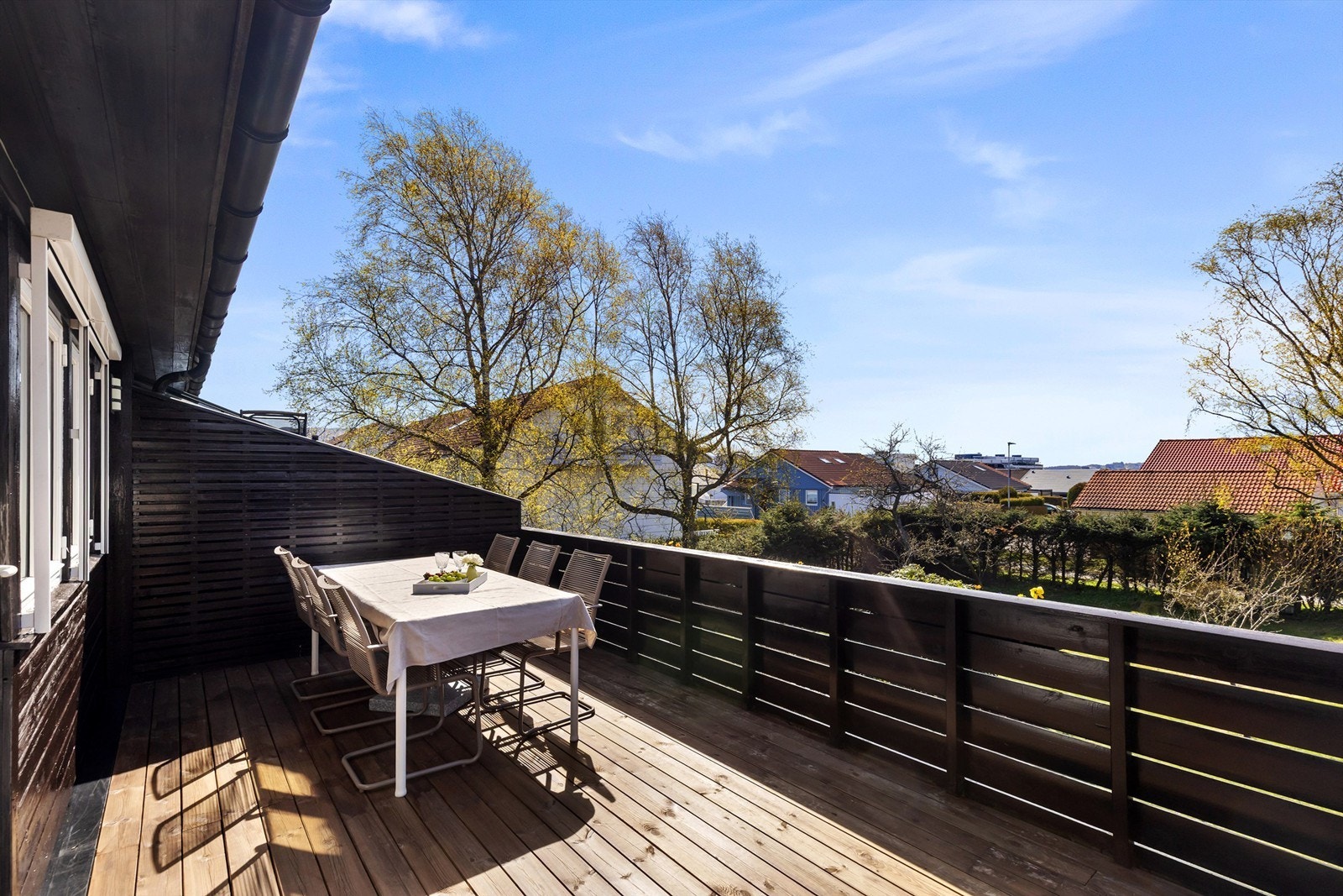 Her er det god plass til å samle venner og familie for hyggelige måltider utendørs. Galleribilde