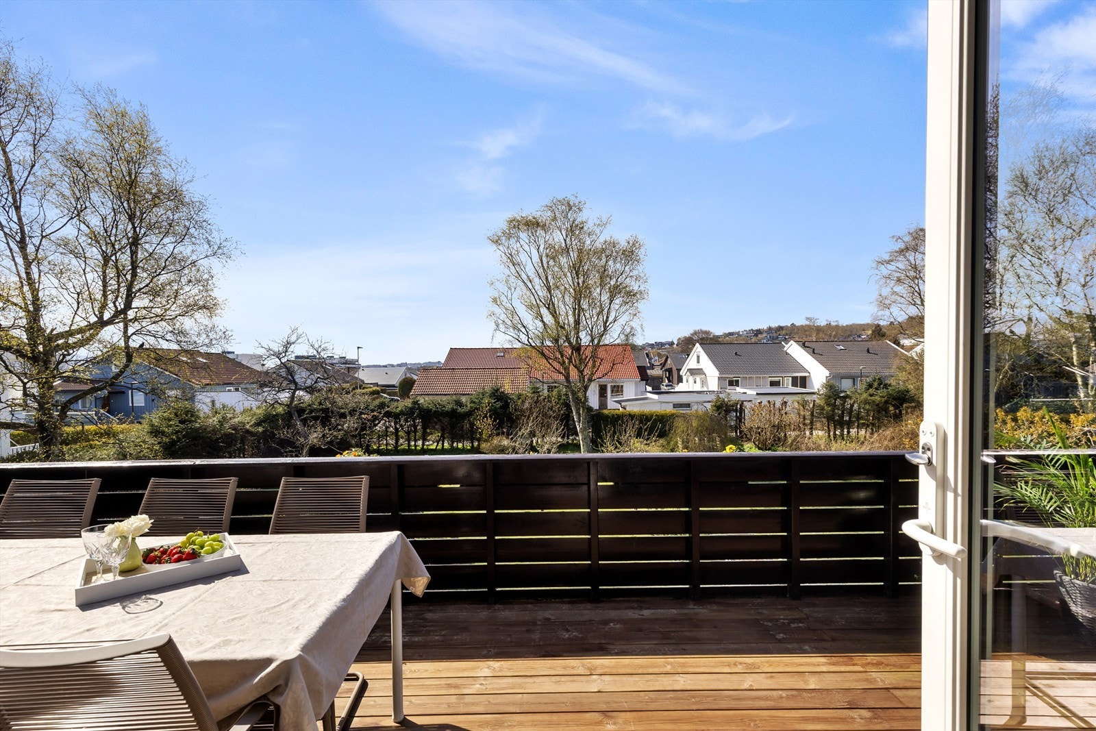 Balkongen på ca. 20 m² har god plass til både sittegruppe og grill. En utvendig stikkontakt gir ekstra fleksibilitet. Galleribilde