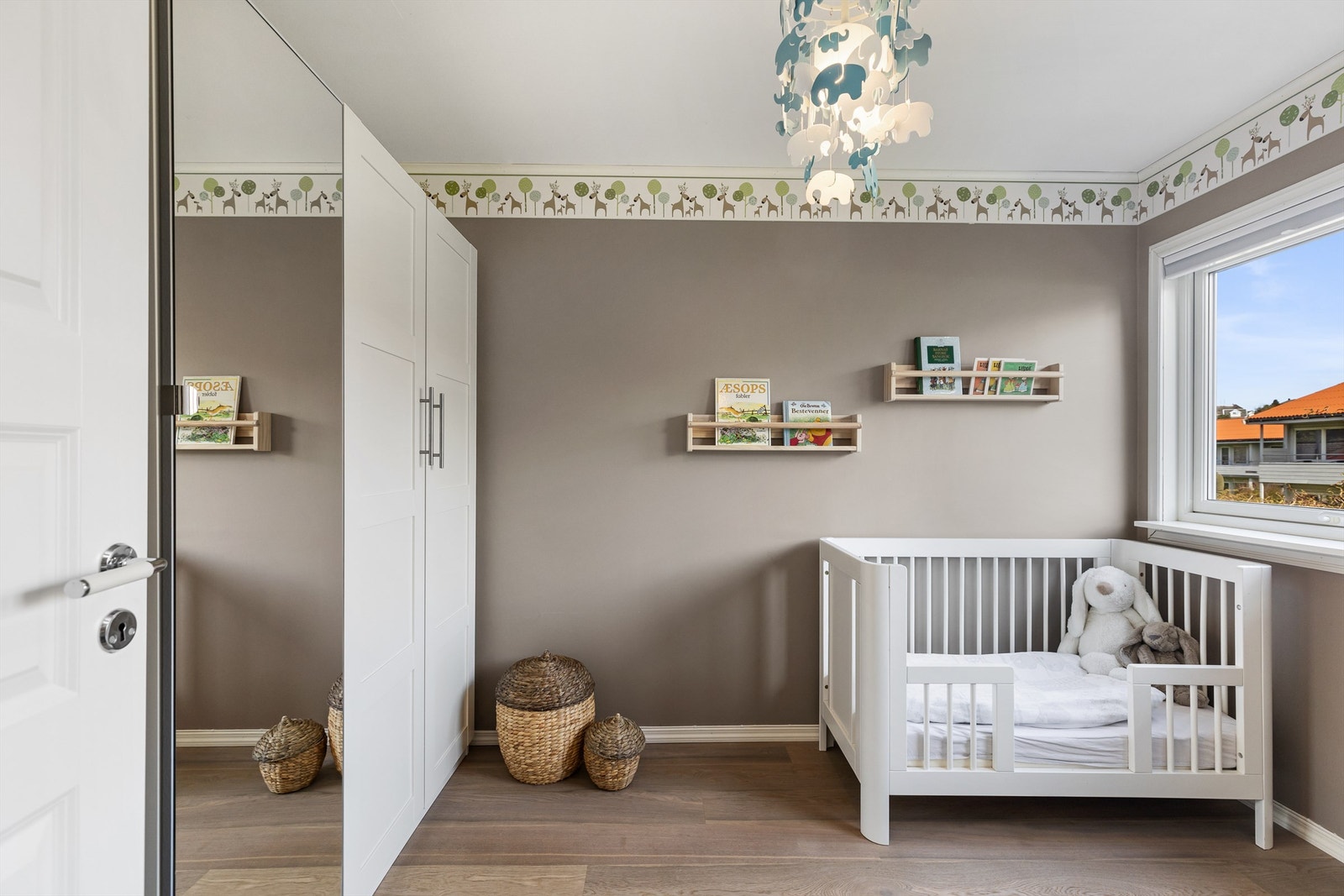 God plass til seng og garderobeskap. Galleribilde