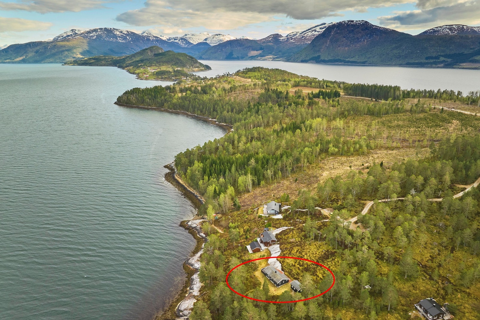 Eiendomsmegler 1 ved Marius Mellemseter Nes har gleden av å presentere Typperhaugen 14! Foto av Nathan Lediard v/Lediard Foto AS. Galleribilde