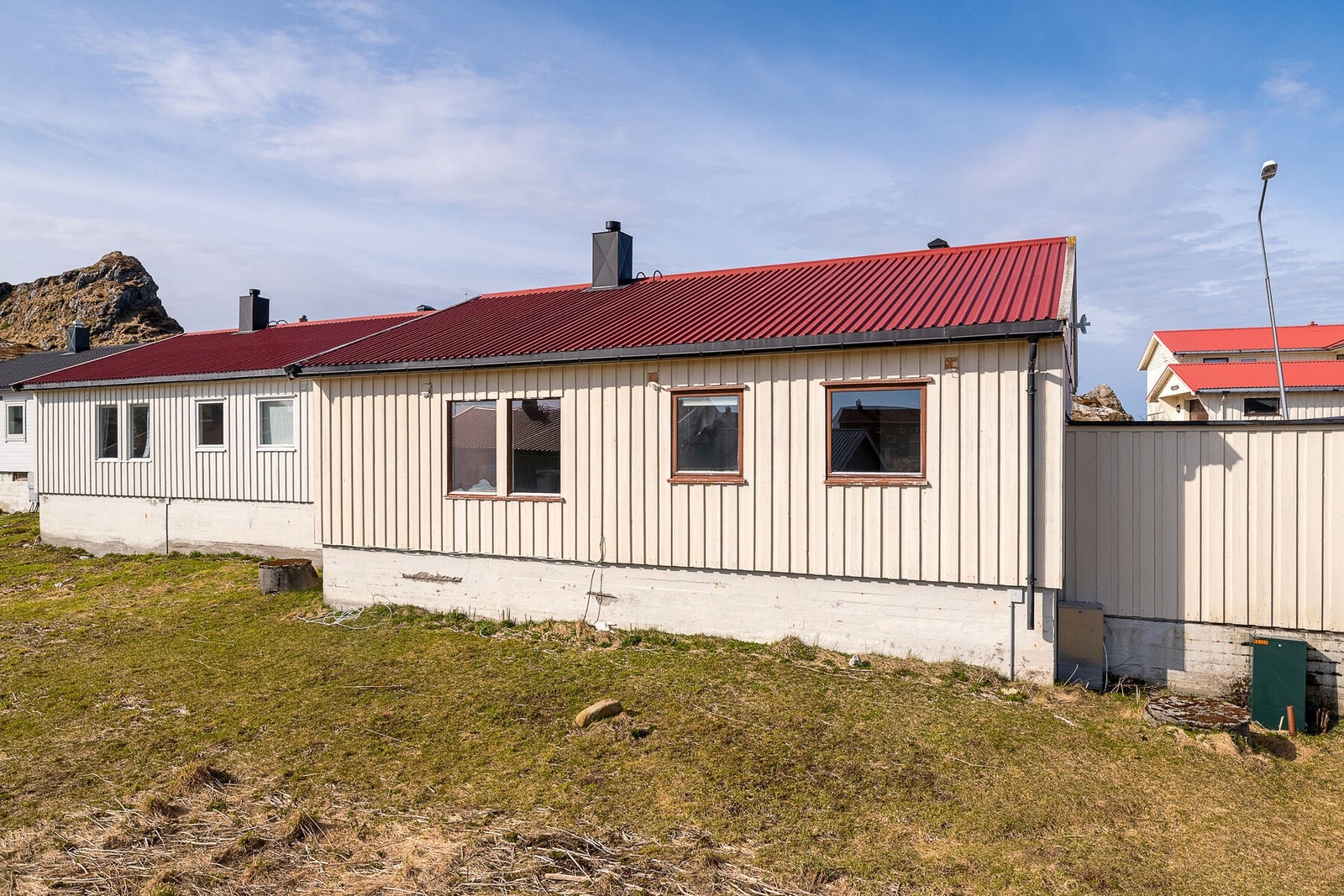 Her får du en trivelig enebolig over to plan, på en solrik tomt, med parkering i carport og oppgraderingsbehov. Galleribilde