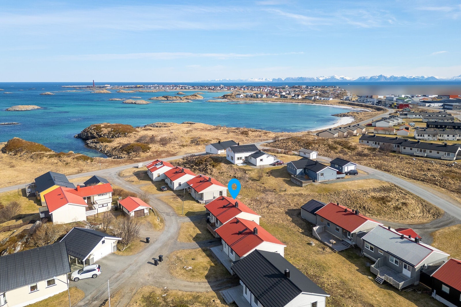Eiendommen har en attraktiv beliggenhet sørvest for Andenes sentrum med umiddelbar nærhet til sjøen og flotte turområder. Galleribilde