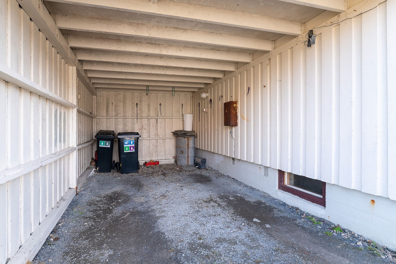 Carport med plass til én bil. For øvrig er det parkeringsmuligheter på gårdsplassen. Galleribilde