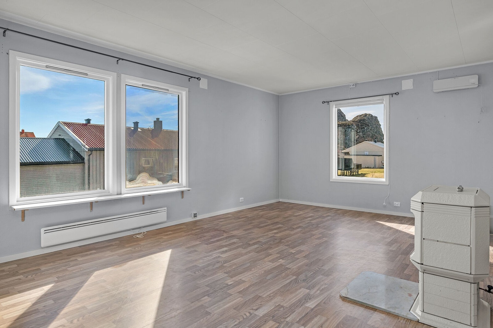 Store vinduer i ulike himmelretninger gir godt lysinnslipp i boligen, samt fjellutsikt. Galleribilde