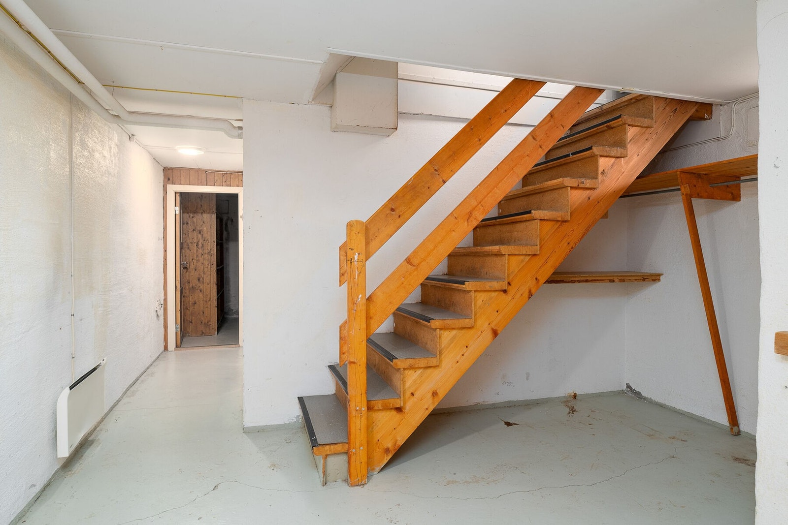 I kjelleren finner du uinnredet kjellerrom, vaskerom og to boder, med et samlet areal på ca. 47 m². Galleribilde