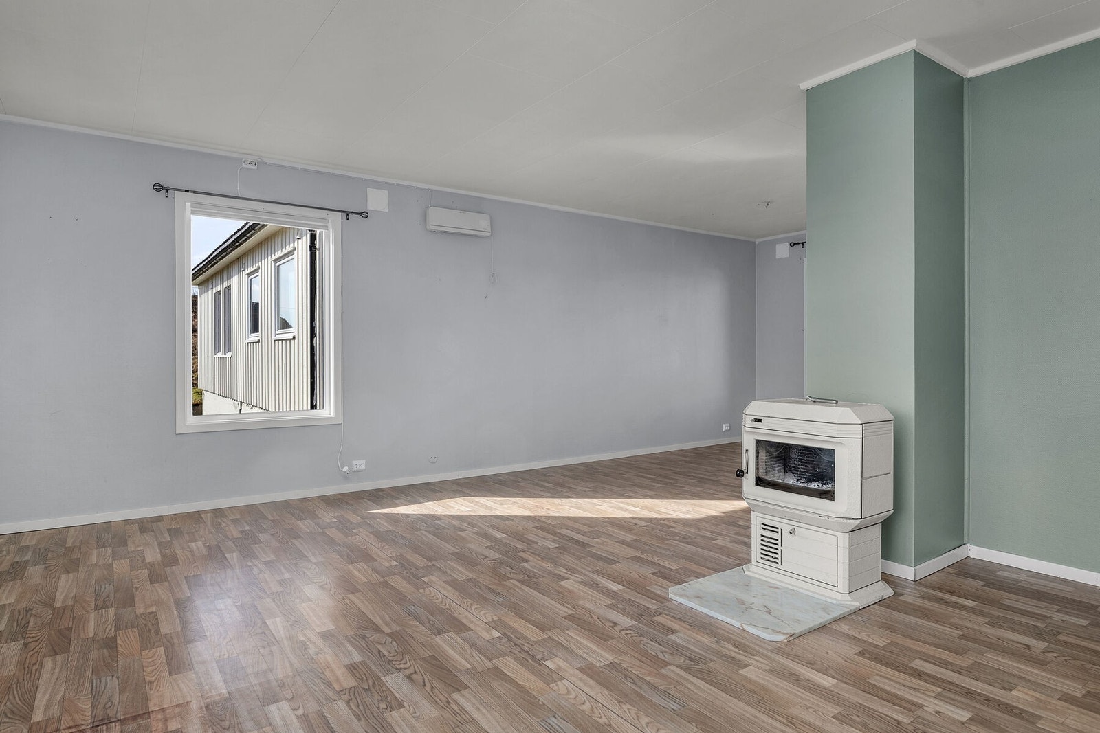 Boligen har lyse, slette vegger og praktisk laminatgulv. Galleribilde