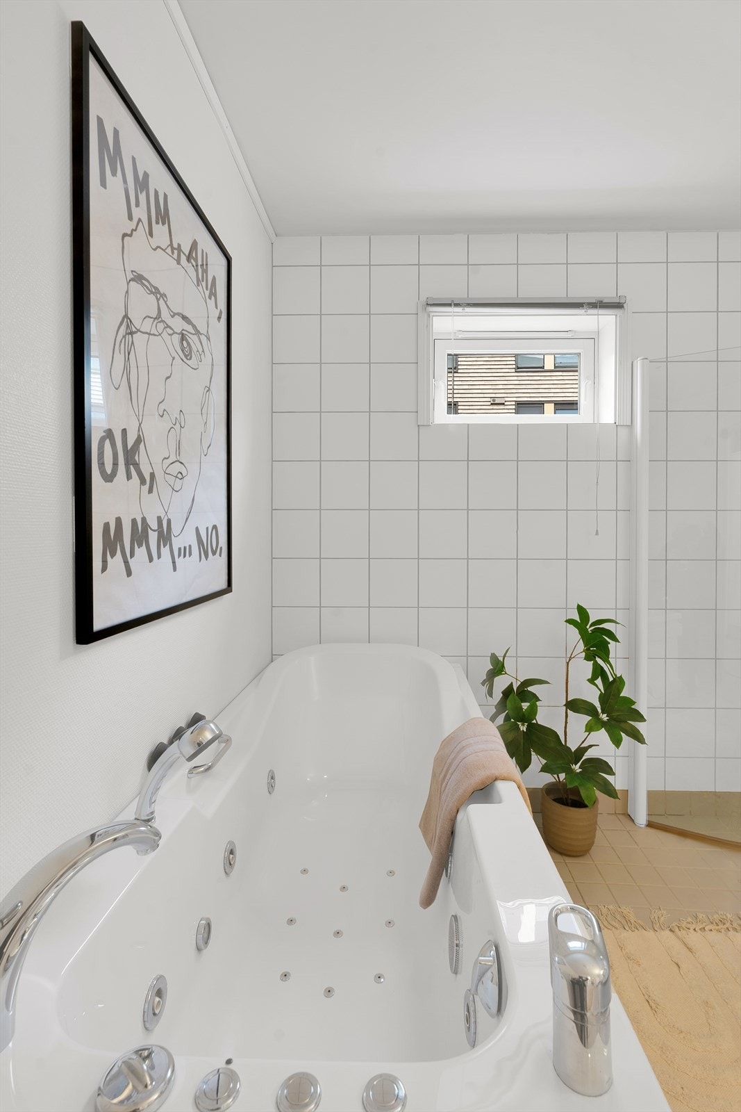 Moderne og delikat boblebad med en rekke funksjonelle løsninger. Galleribilde