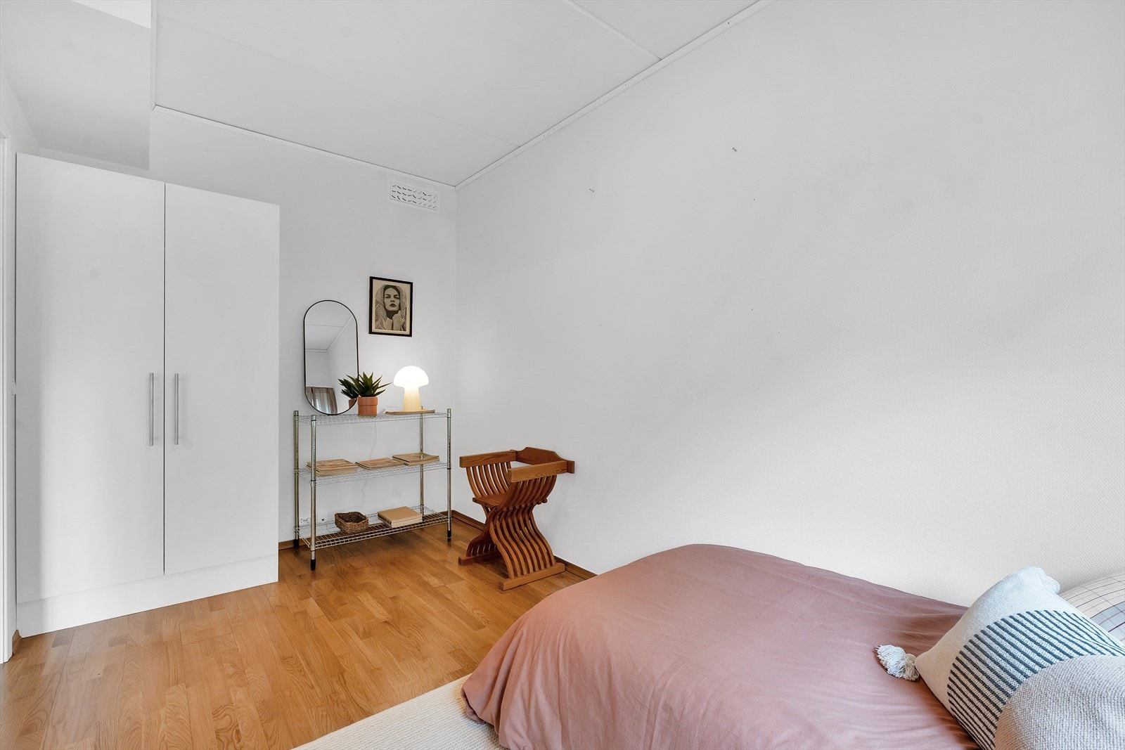 Innredet med praktisk garderobeskap med god oppbevaringsplass. Galleribilde