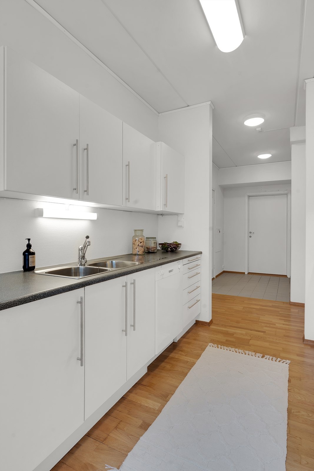 Boligen har en praktisk planløsning, med forlengelse av kjøkkenet videre til entré. Galleribilde