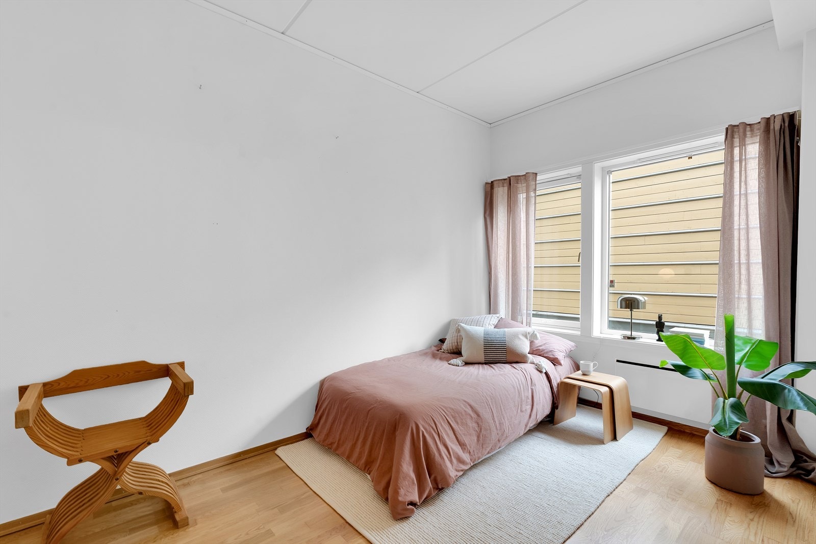 Soverom 2- romslig og praktisk, med god plass til stor seng og annet ønsket møblement. Galleribilde