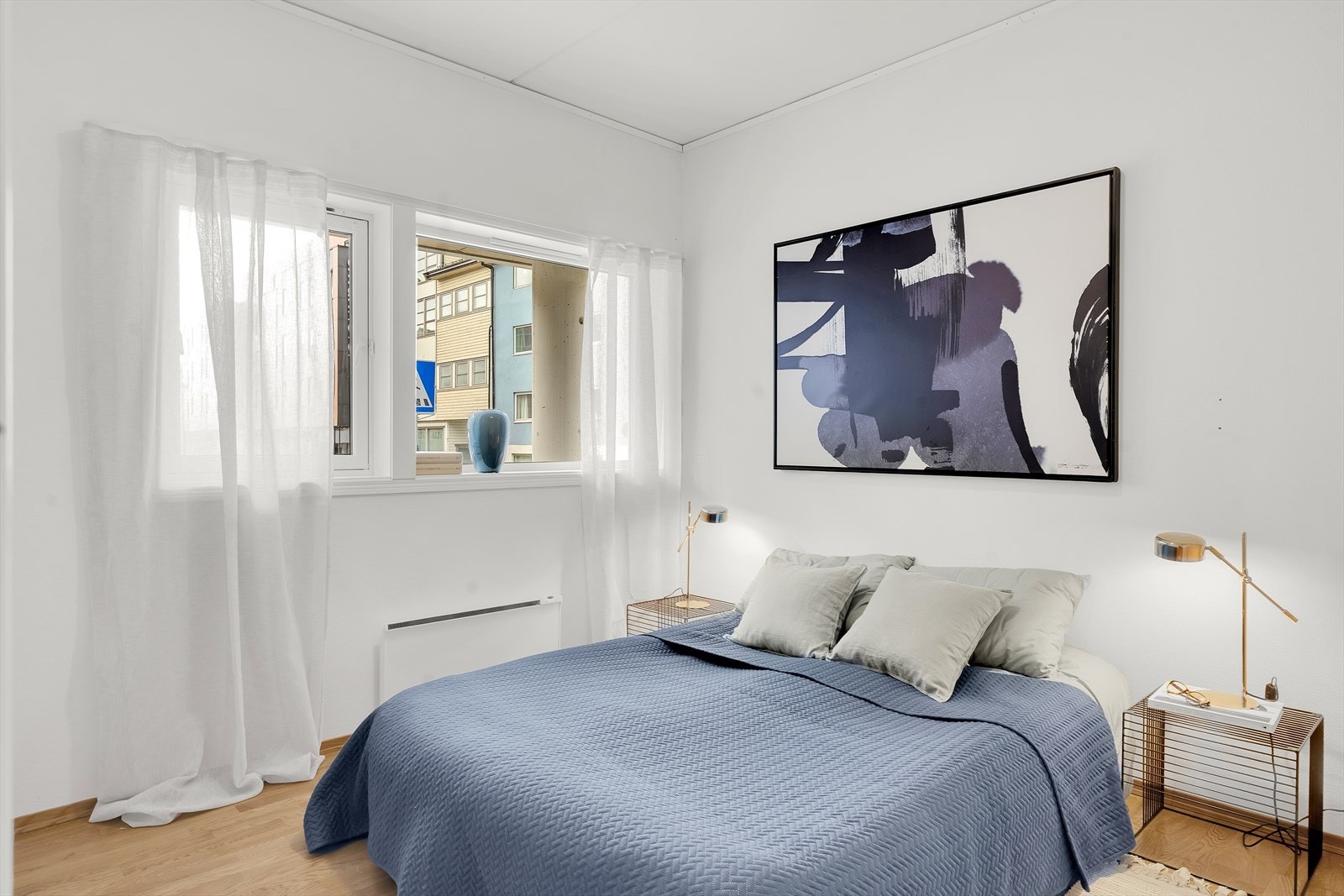 Pent soverom 1- med god plass til stor seng og annet ønsket møblement. Galleribilde