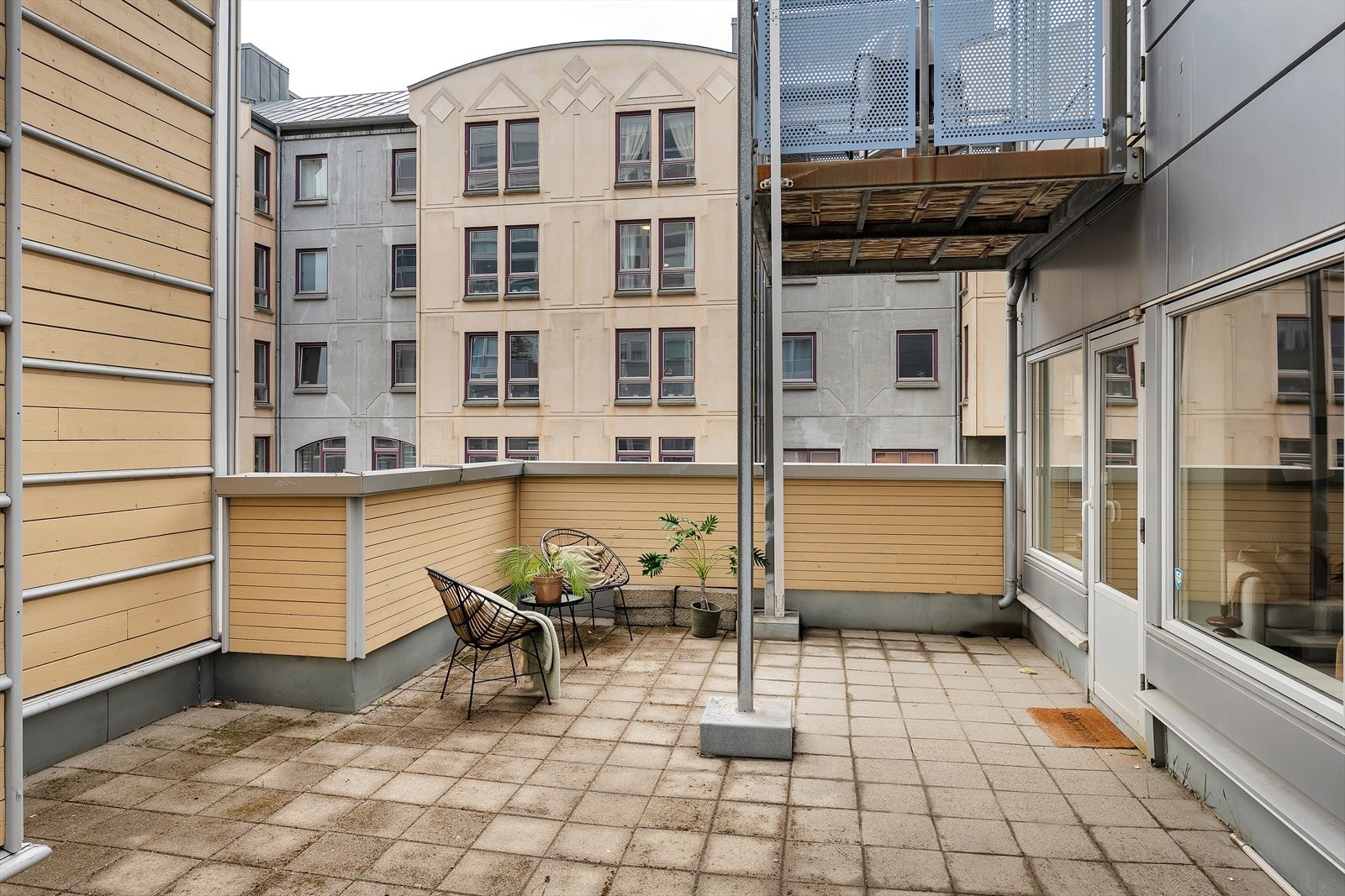 Her har du god plass til sittegruppe og annet ønsket utemøblement. Galleribilde
