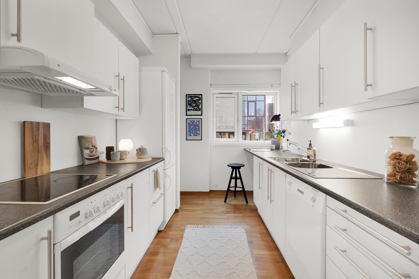 Rikelig med skap- og benkeplass. Galleribilde
