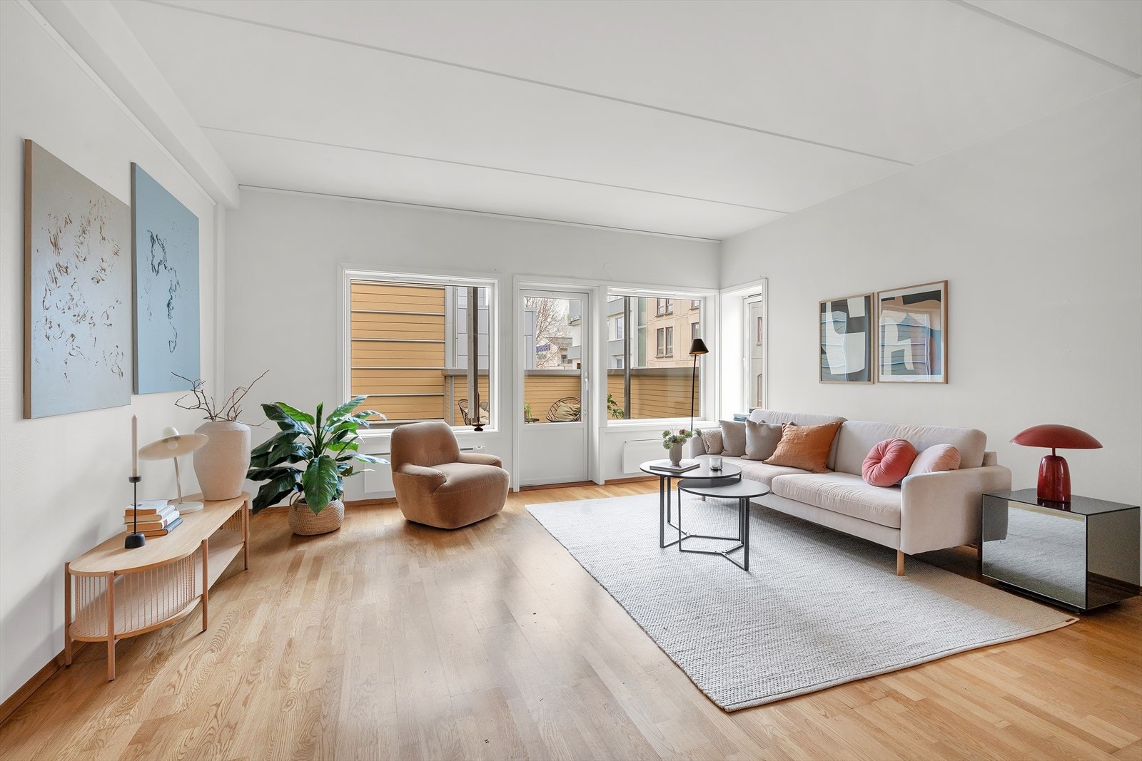 Store vindusflater slipper inn mye naturlig lys, samt utgang til uteplass. Galleribilde