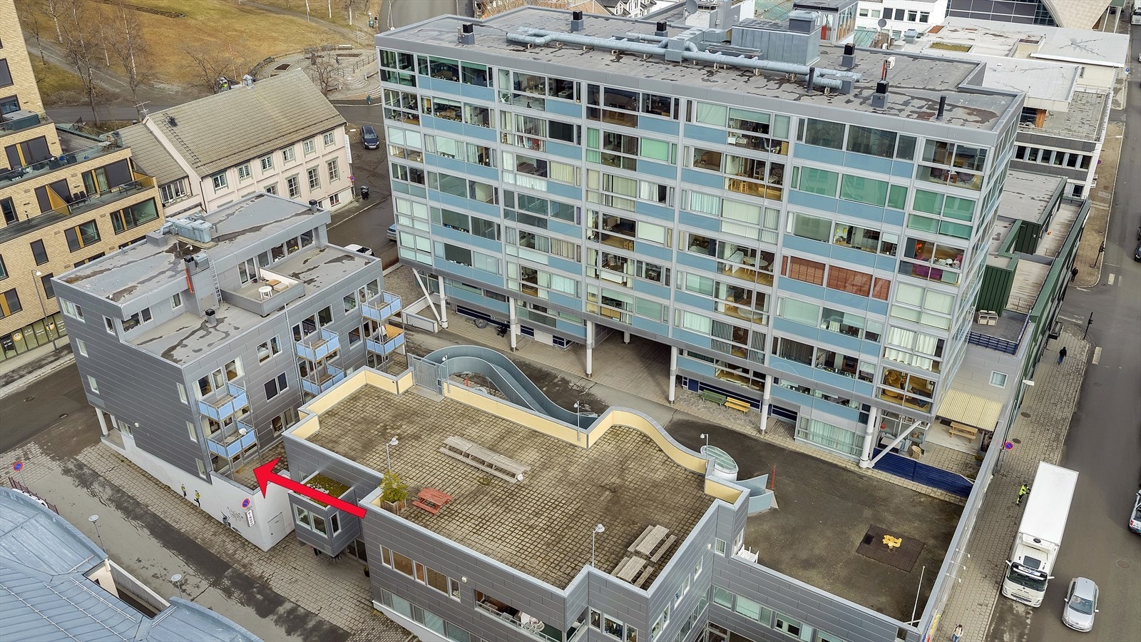 Den interne beliggenhet ligger skjermet for de mest trafikkerte gatene i området. Galleribilde