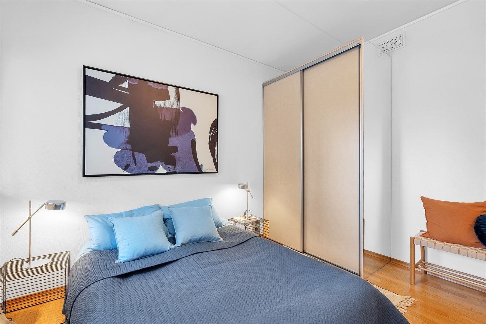 Utført i et lyst fargevalg, med praktisk garderobeløsning. Galleribilde