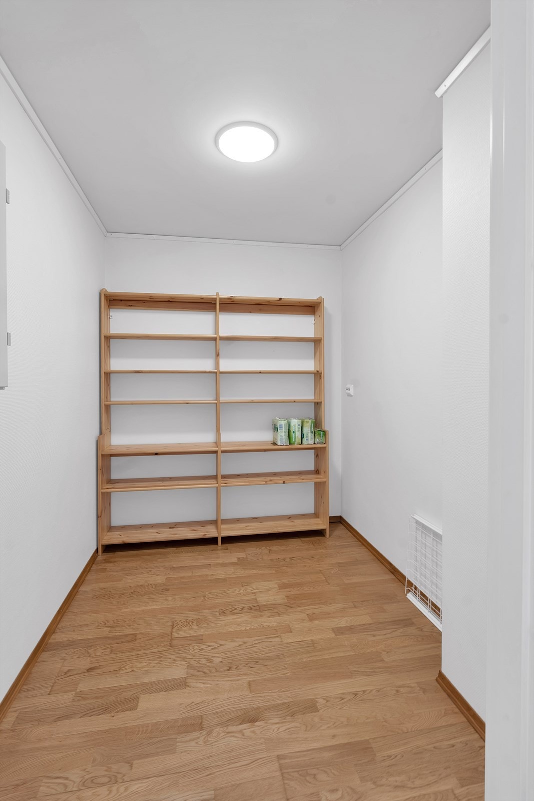 Romslig innvendig bod med svært god lagringsplass. Galleribilde