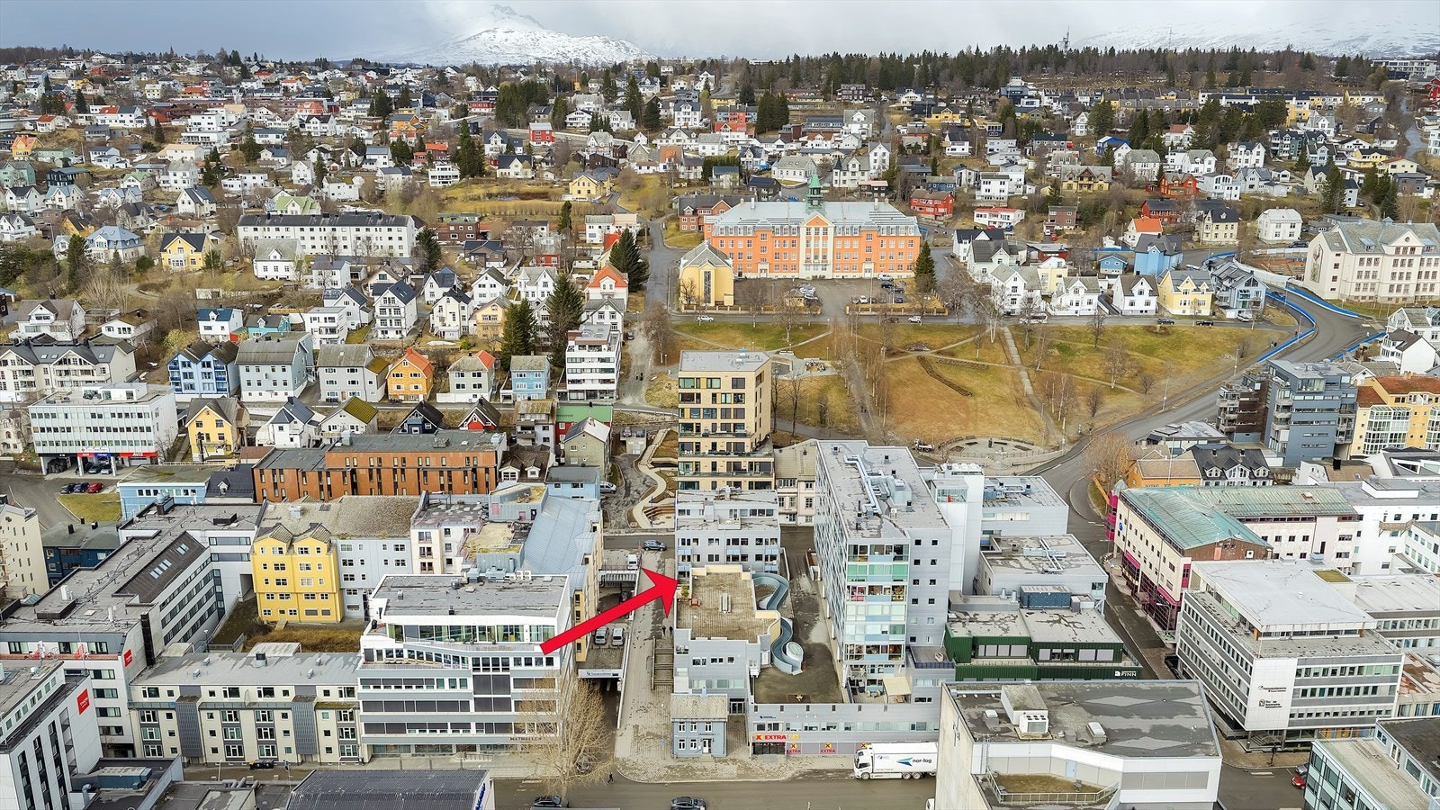 Leiligheten har en skjermet beliggenhet midt i hjertet av Tromsø sentrum, tilbaketrukket fra trafikk med kort veg til alle byens fasiliteter. Galleribilde