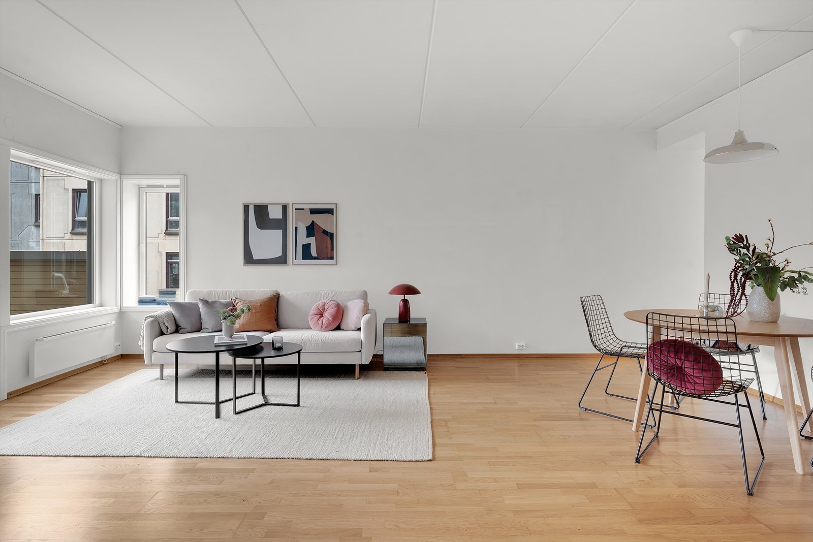 Stuen fremstår lys og innbydende, med lekkert parkettgulv og et lyst fargevalg som skaper en behagelig atmosfære. Galleribilde