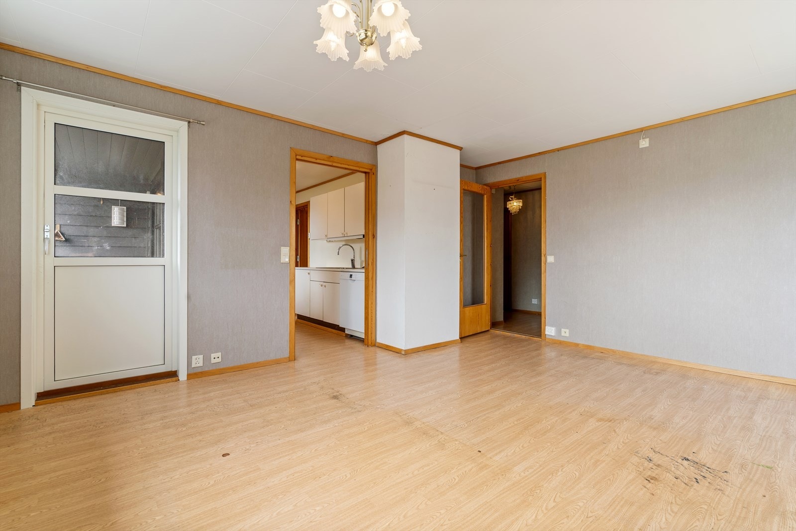 Fra stuen er det adkomst til kjøkken og gang, samt direkte utgang til terrassen. Galleribilde