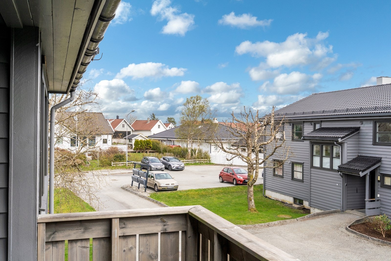 Fra terrassen er det utsikt over et rolig og barnevennlig nabolag. Galleribilde