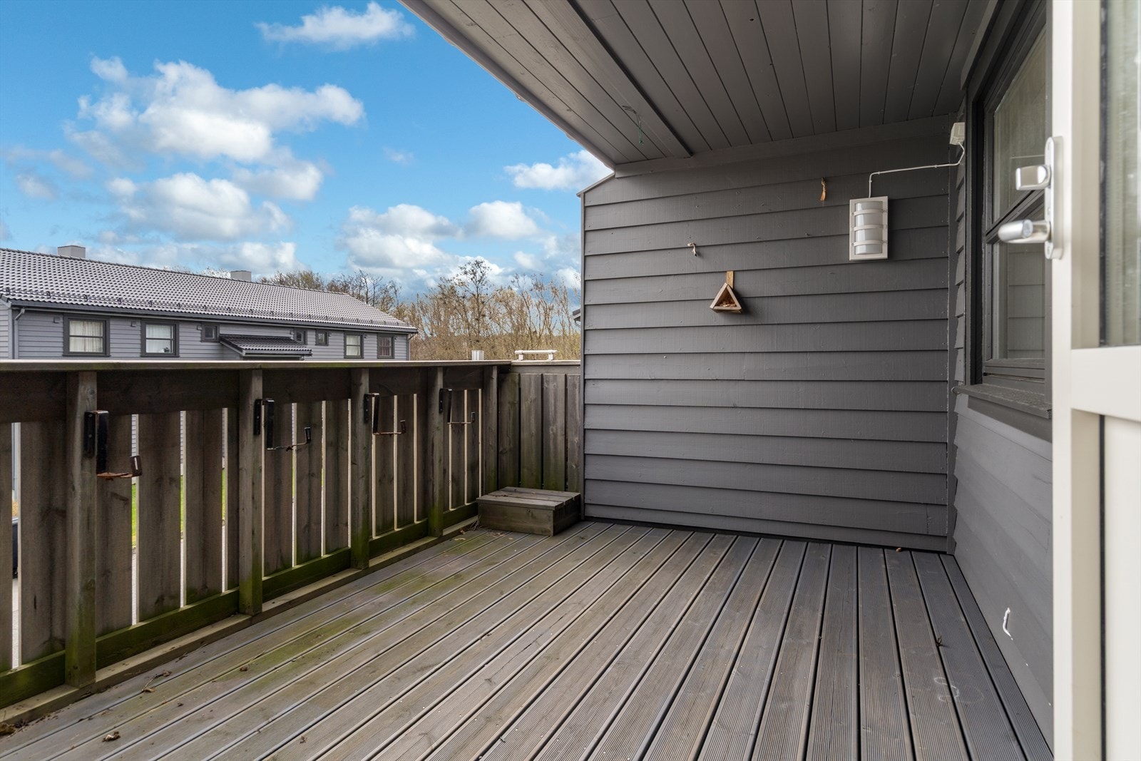 En overbygd terrasse som fungerer som en fin forlengelse av stuen. Galleribilde