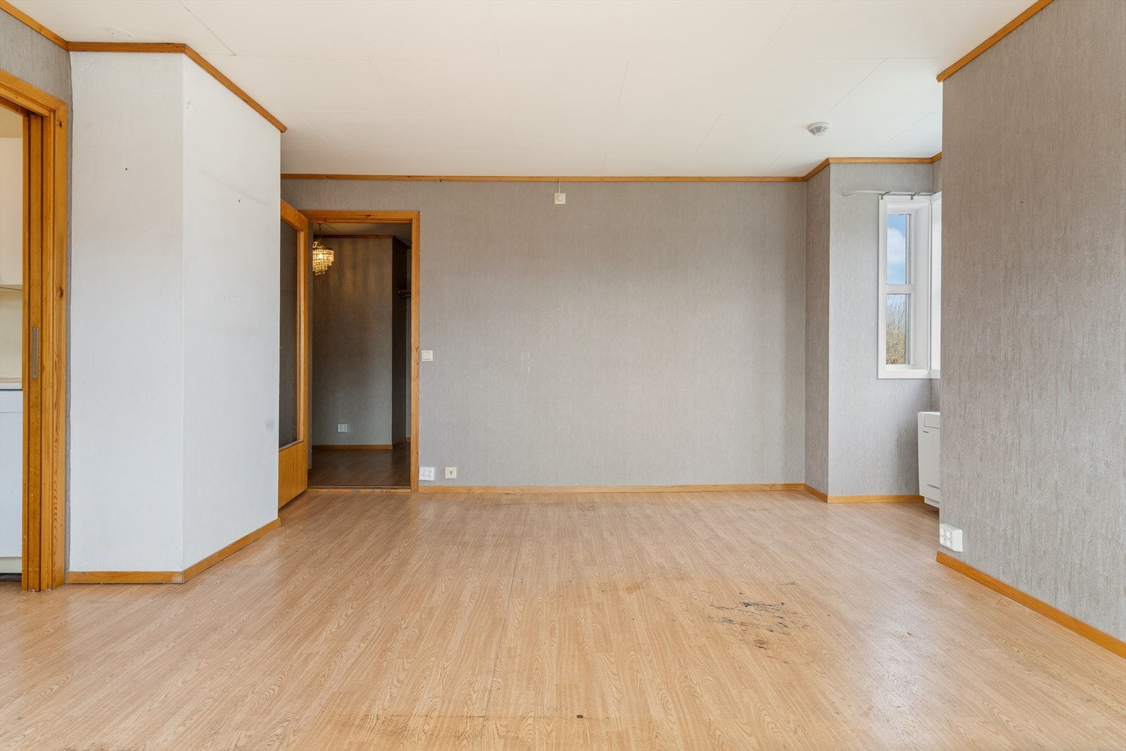 Stuen er et romslig lerret med flere møbleringsmuligheter for både sittegruppe og spisebord. Galleribilde