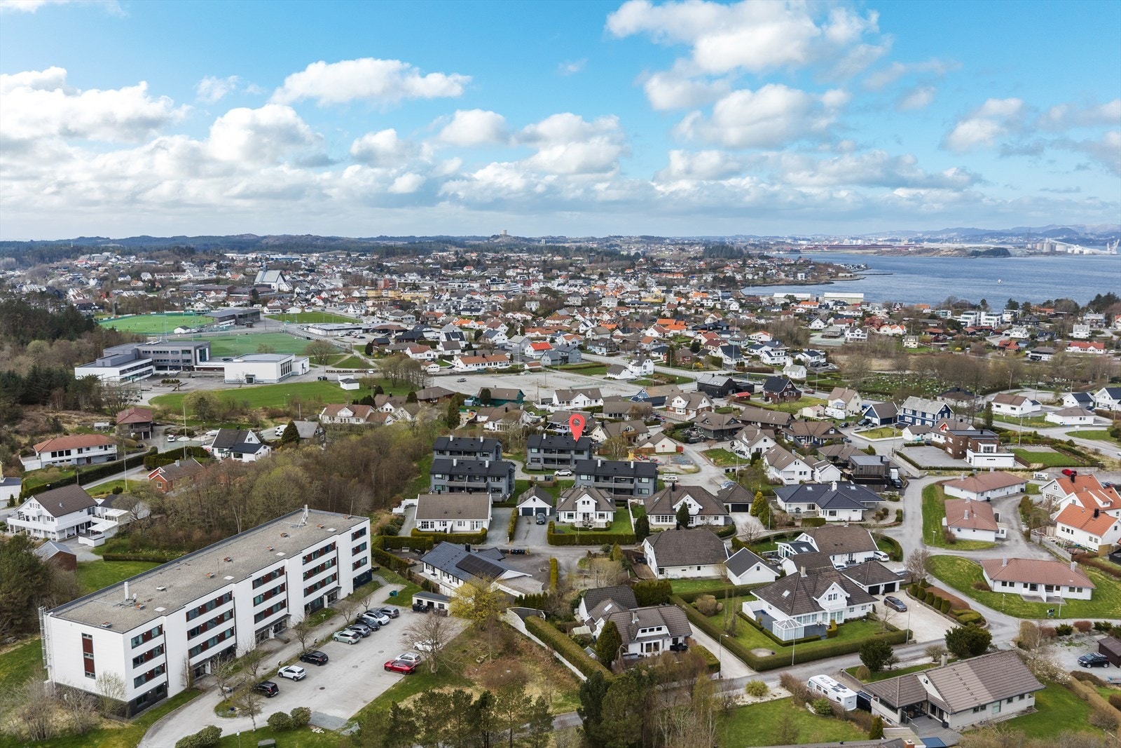 Leiligheten har en attraktiv beliggenhet med nærhet til både natur og byliv. Galleribilde