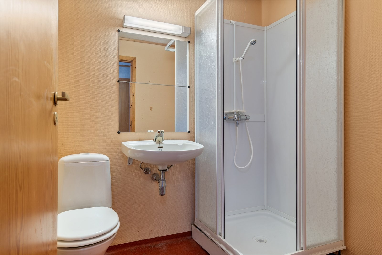 Badet er utstyrt med toalett, servant og dusjkabinett. Våtrommet er fra før 1997 og har moderniseringsbehov. Galleribilde