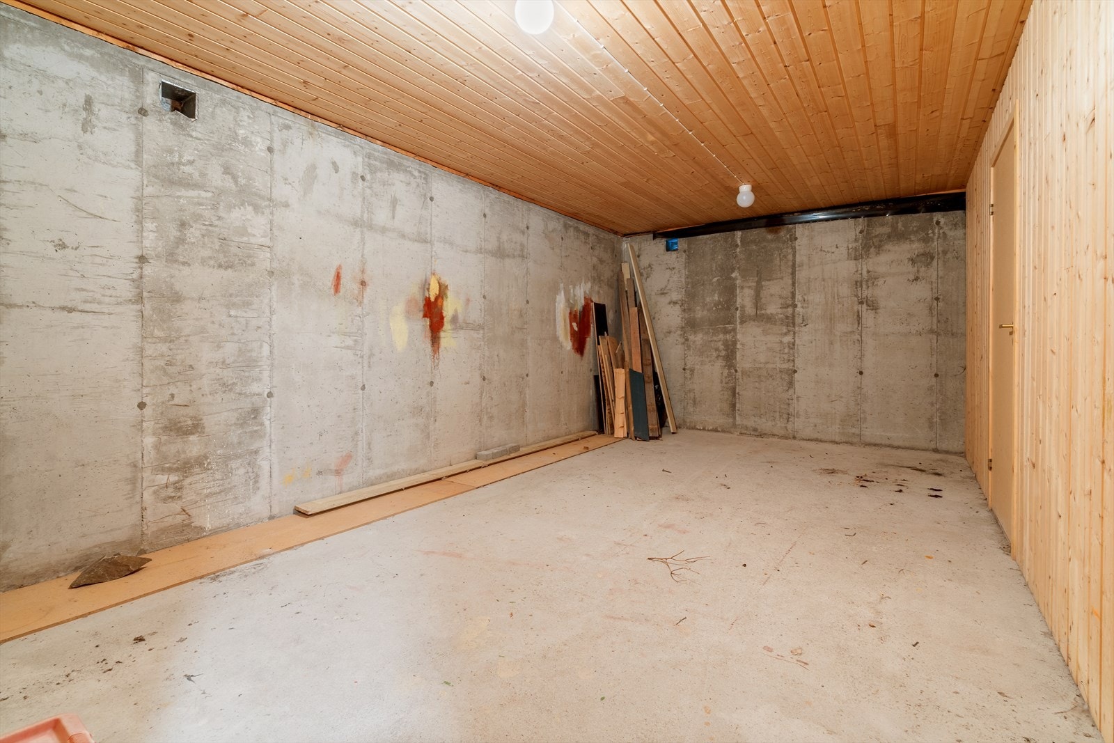 I kjelleren disponerer leiligheten en romslig bod på hele 20 m². Galleribilde