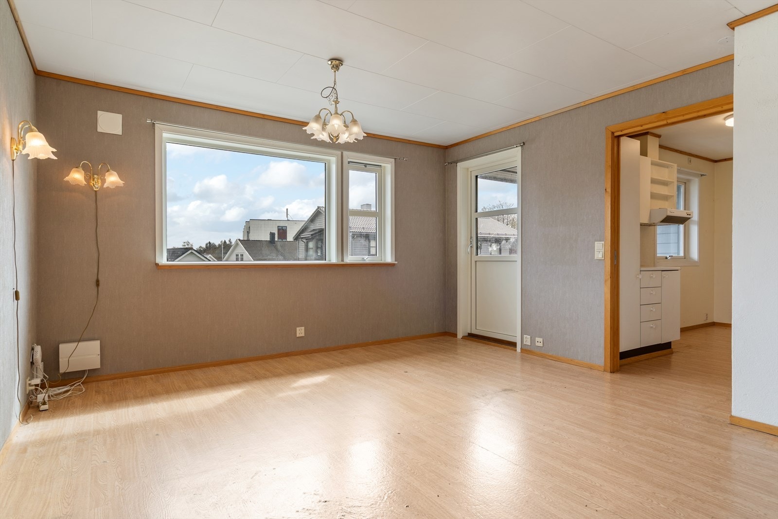 Store vindusflater gir godt med dagslys, og balkongdøren leder ut til en terrasse på 9 m². Galleribilde