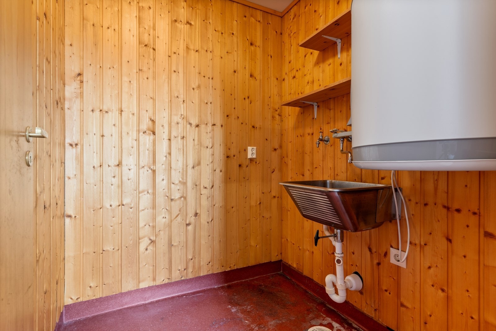 Praktisk vaskerom med utslagsvask og opplegg for vaskemaskin. Varmtvannsberederen på 120 liter er fra 2012. Galleribilde