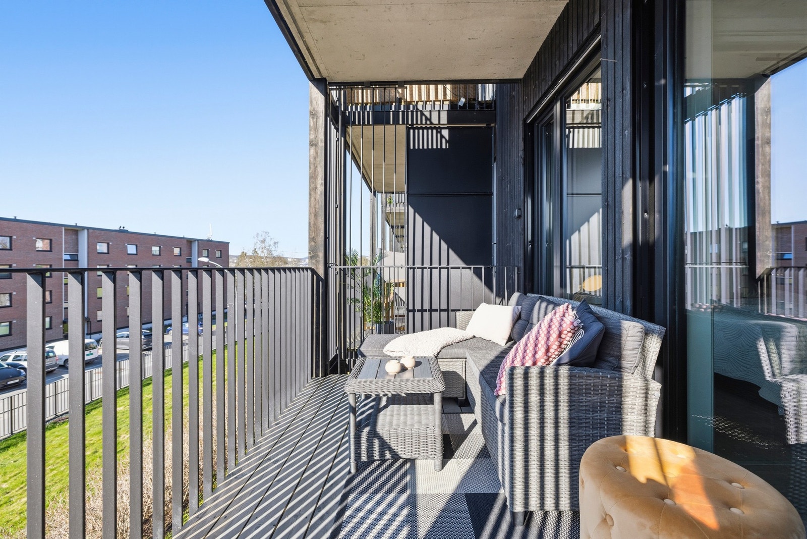 Balkongen er på ca. 7,7 m² og har god plass til ønsket møblement samt solskjerming på vinduene Galleribilde