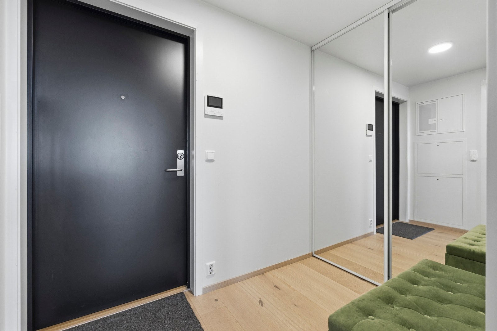 Inngangspartiet har en romslig utforming som gir god plass til oppbevaring Galleribilde