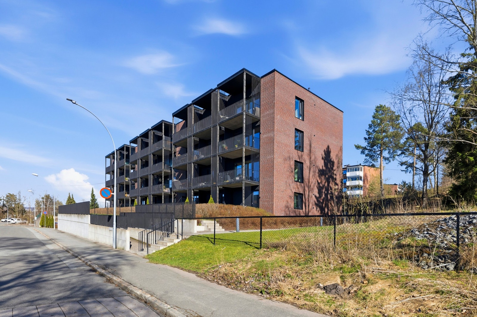 Her bor du i et rolig og grønt boligområdet med kort vei til kjøpesenter, skoler, barnehager, kollektiv og nydelige turområder i Østmarka Galleribilde