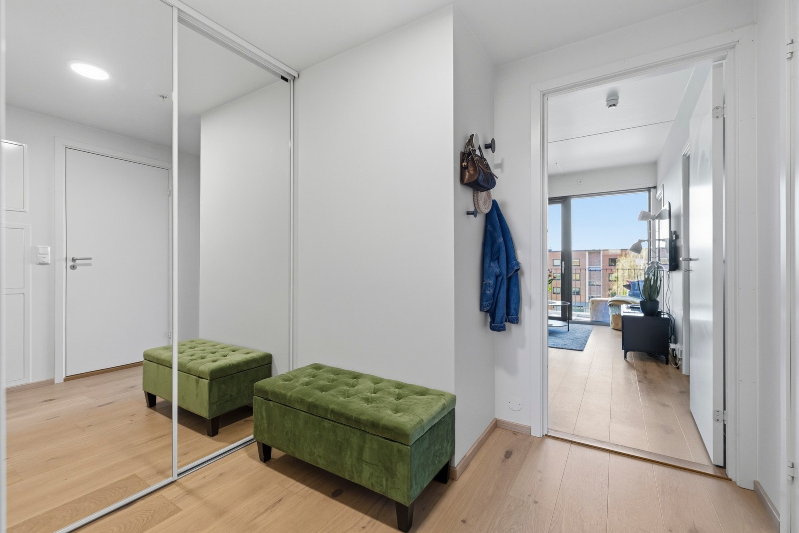 Overflatene er enkle og funksjonelle, med materialvalg som gir et nøytralt og ryddig uttrykk Galleribilde