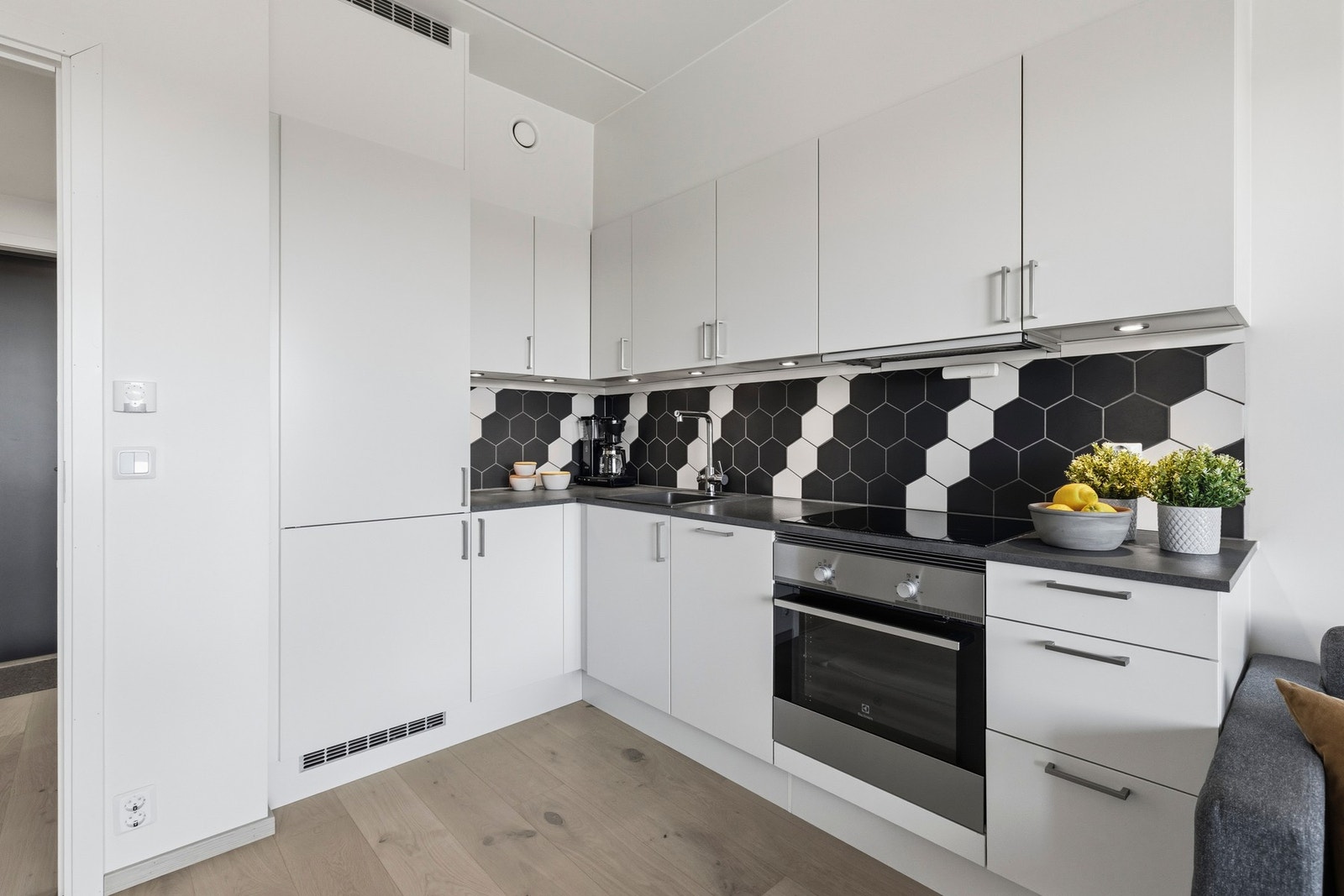 Kjøkkenet har en praktisk layout med kjøkkeninnredning utstyrt med glatte fronter og en slitesterk benkeplate i laminat Galleribilde