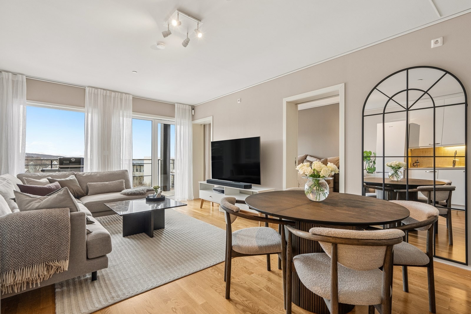 Stue med god plass til spisebord Galleribilde