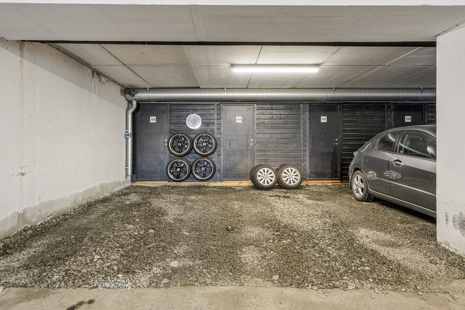 Felles garasjeanlegg i u.etg. hvor leilighten har en fast plass og tilhørende sportsbod i bakkant av parkering. Tilrettelagt for montering av el-bil lader Galleribilde