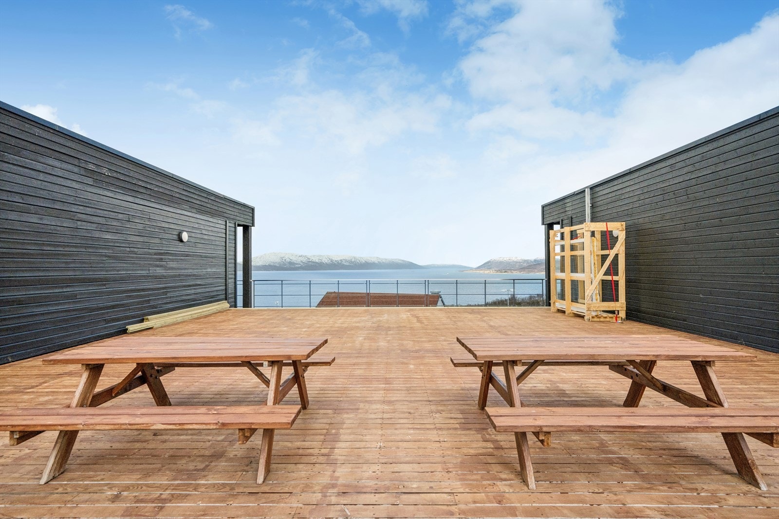 Mellom leilighetene i øverste etasje er det en stor felles takterrasse, utstyrt med felles benker. Fantastisk utsikt og sol tilnærmet døgnet rundt sommerstid Galleribilde