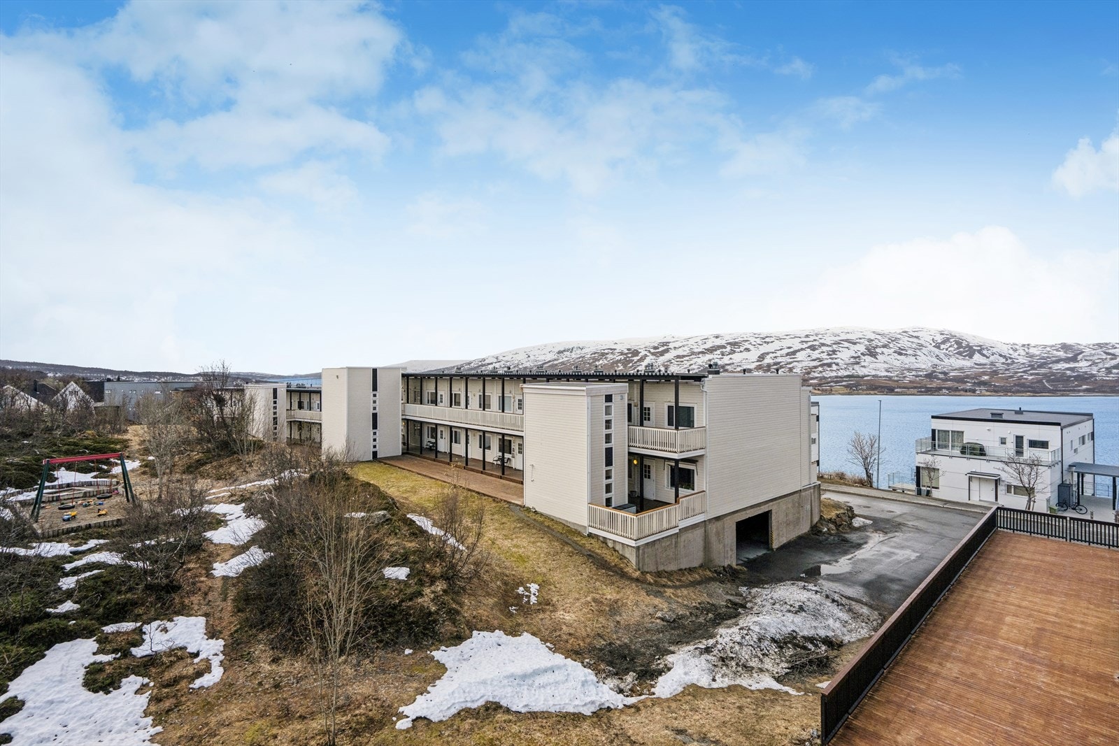 Barne- og familievennlig område like ved lekeplass for barn, benker og flott natur Galleribilde